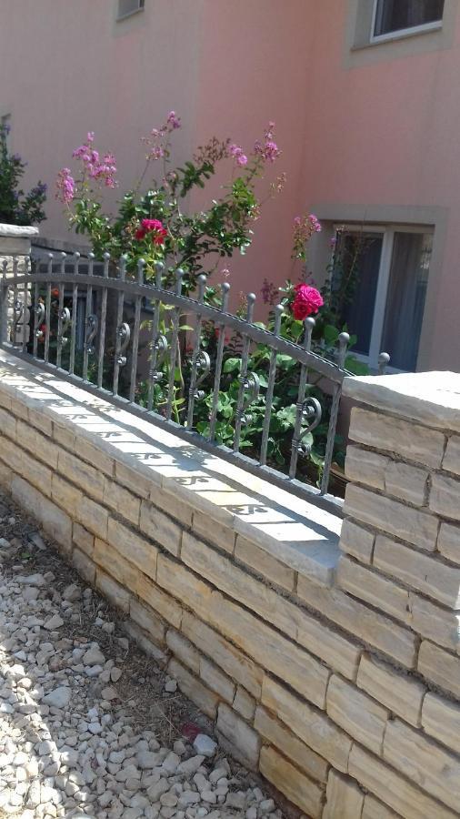 Apartments Villa Marija Gornji Karin Exterior photo